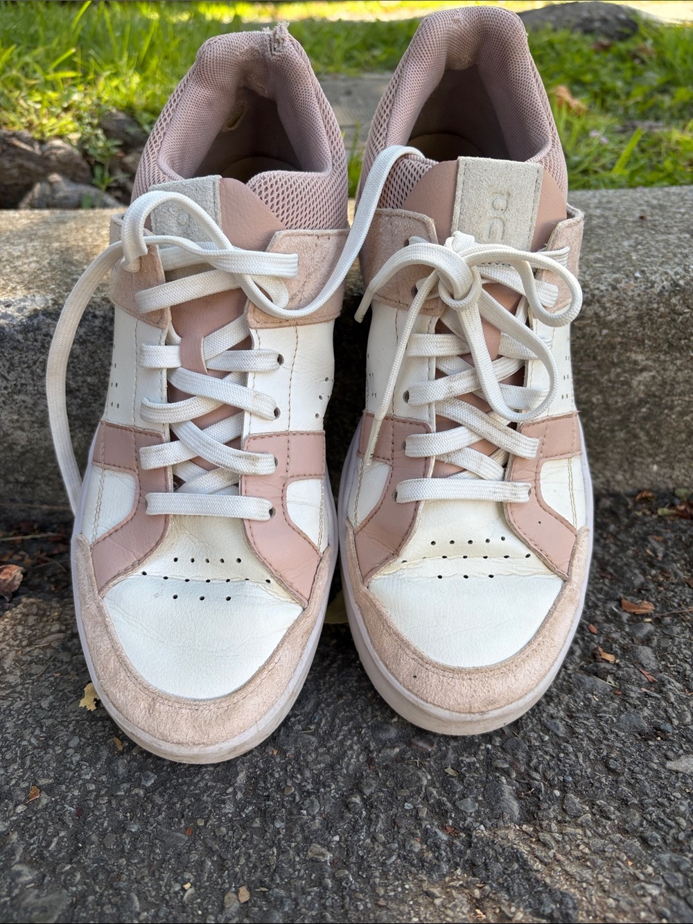 On Running Women’s Roger clubhouse. White and Blush Athletic Sneakers